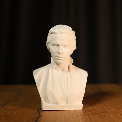 Гіпсова скульптура Леся Українка